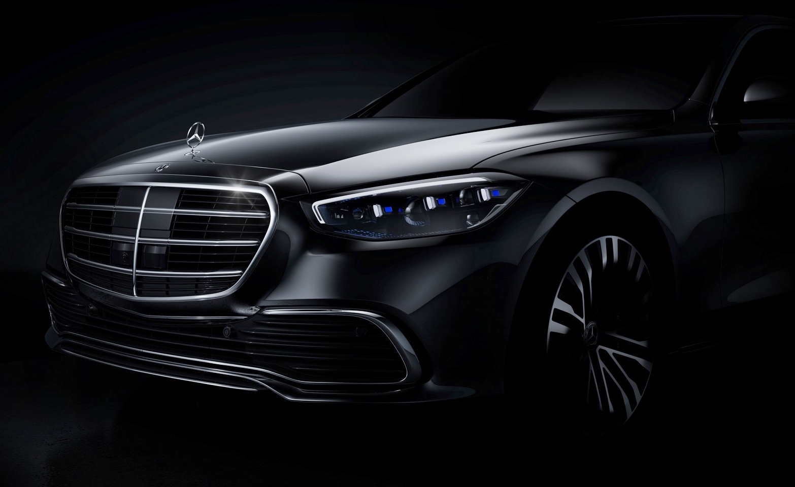 den-mercedes-s-class-do-maybach-can-trang-bi-ngay